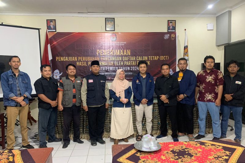 Berfoto bersama jajaran Bawaslu Pacitan usai dipastikan masa pencermatan DCT sudah benar-benar ditutup.