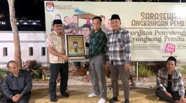 Saya menerima kenang-kenangan dari teman-teman PPK Donorojo yang diserahkan langsung Camat Donorojo Sukarni.