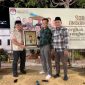 Saya menerima kenang-kenangan dari teman-teman PPK Donorojo yang diserahkan langsung Camat Donorojo Sukarni.