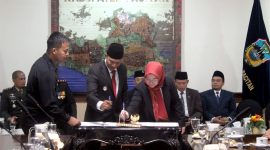 Prosesi penandatanganan naskah NPHD oleh bupati Pacitan dan ketua KPU Pacitan.