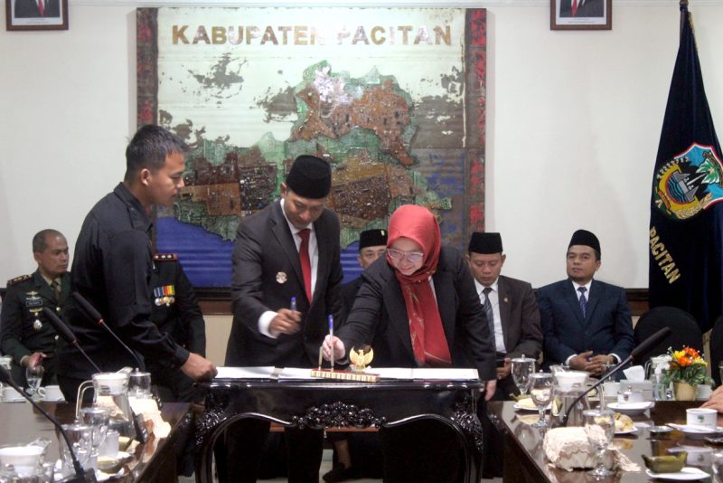 Prosesi penandatanganan naskah NPHD oleh bupati Pacitan dan ketua KPU Pacitan.