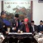 Prosesi penandatanganan naskah NPHD oleh bupati Pacitan dan ketua KPU Pacitan.