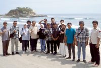 Divisi Perencanaan dan Logistik KPU Jawa Timur Miftahur Rozaq (lima dari kiri) dan sekretaris Nanik Karsini berpose bersama KPU Pacitan dan teman-teman PPK dan PPS dengan latar Pantai Klayar.