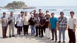 Divisi Perencanaan dan Logistik KPU Jawa Timur Miftahur Rozaq (lima dari kiri) dan sekretaris Nanik Karsini berpose bersama KPU Pacitan dan teman-teman PPK dan PPS dengan latar Pantai Klayar.