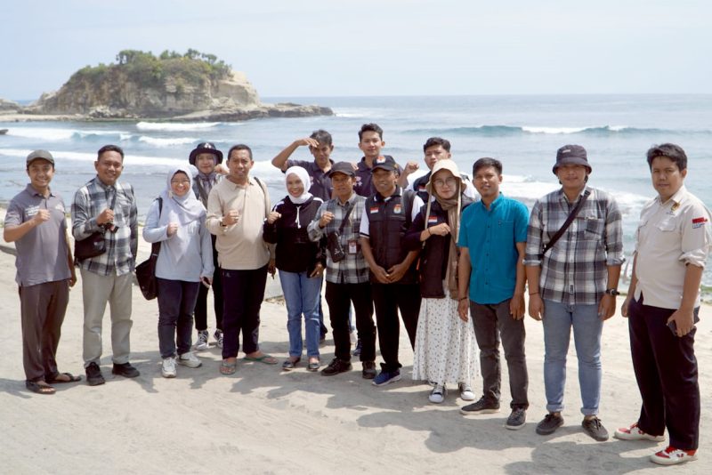 Divisi Perencanaan dan Logistik KPU Jawa Timur Miftahur Rozaq (lima dari kiri) dan sekretaris Nanik Karsini berpose bersama KPU Pacitan dan teman-teman PPK dan PPS dengan latar Pantai Klayar.