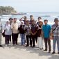 Divisi Perencanaan dan Logistik KPU Jawa Timur Miftahur Rozaq (lima dari kiri) dan sekretaris Nanik Karsini berpose bersama KPU Pacitan dan teman-teman PPK dan PPS dengan latar Pantai Klayar.