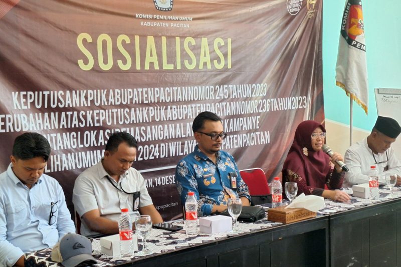 Usai dipastikan larangan pemasangan APK dihapus pasca permintaan revisi dari Sekda, KPU Pacitan maraton melakukan sosialisasi.
