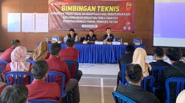 Pelaksanaan Bimtek pemungutan dan penghitungan suara serta penggunaan Sirekap di Balai Desa Punung yang melibatkan PPK dari dapil Pacitan 1 dan Pacitan 2.