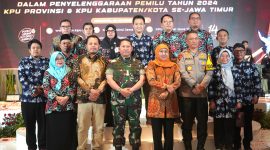 Kami berfoto bersama Gubernur Jawa Timur dan jajaran Forkopimda Provinsi Jawa Timur.