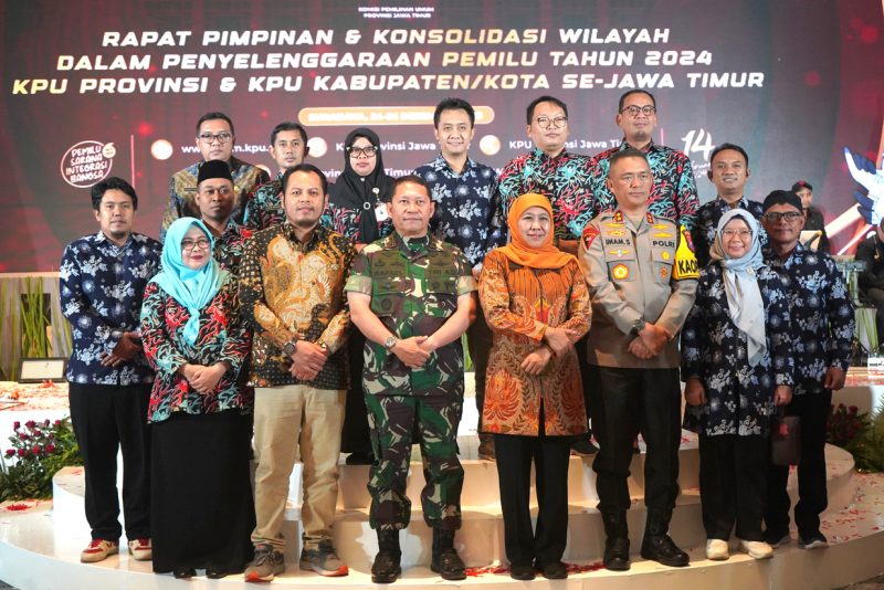 Kami berfoto bersama Gubernur Jawa Timur dan jajaran Forkopimda Provinsi Jawa Timur.