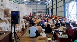 Proses penyortiran dan pelipatan surat suara yang melibatkan ratusan masyarakat, dilakukan secara maraton di gudang KPU Pacitan yang berada di gudang Perum Bulog.