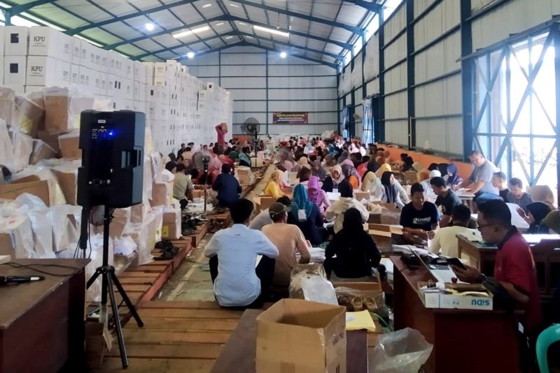 Proses penyortiran dan pelipatan surat suara yang melibatkan ratusan masyarakat, dilakukan secara maraton di gudang KPU Pacitan yang berada di gudang Perum Bulog.