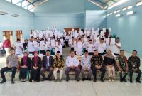 Teman-teman KPPS di Kecamatan Donorojo memamerkan dokumen Petikan Keputusan mengenai pengangkatannya sebagai anggota KPPS, sesaat usai dilantik. Proses ini sekaligus ikhtiar untuk pengajuan pencatatan rekor dari Leprid.