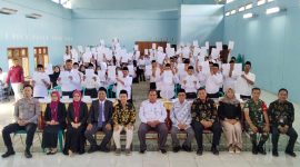 Teman-teman KPPS di Kecamatan Donorojo memamerkan dokumen Petikan Keputusan mengenai pengangkatannya sebagai anggota KPPS, sesaat usai dilantik. Proses ini sekaligus ikhtiar untuk pengajuan pencatatan rekor dari Leprid.