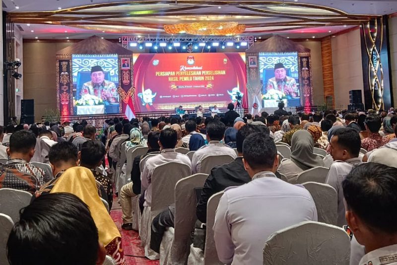 Pengarahan dari Divisi Hukum dan Pengawasan KPU RI Muhammad Afifuddin, saat rakor persiapan penyelesaian PHPU di Jakarta.