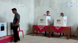 Saya bersama istri menyalurkan hak suara di TPS sebagaimana tempat tinggal kami.