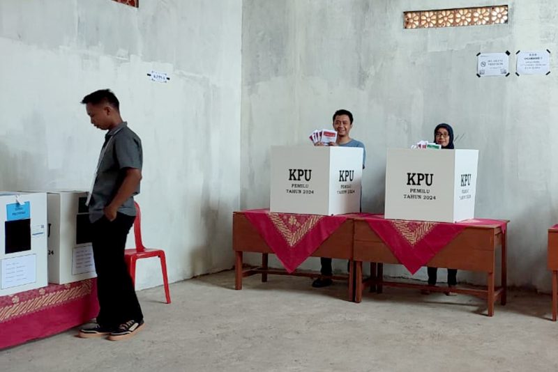 Saya bersama istri menyalurkan hak suara di TPS sebagaimana tempat tinggal kami.
