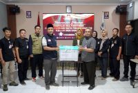 Saya menerima secara resmi satu boks kontainer yang berisi D.Hasil tingkat Kecamatan Tulakan hasil rekapitulasi.