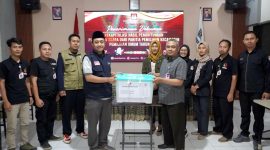 Saya menerima secara resmi satu boks kontainer yang berisi D.Hasil tingkat Kecamatan Tulakan hasil rekapitulasi.