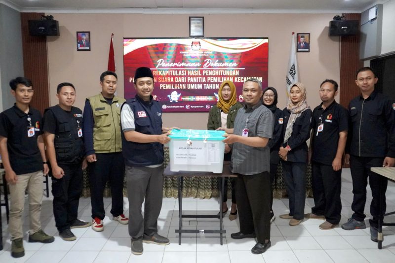 Saya menerima secara resmi satu boks kontainer yang berisi D.Hasil tingkat Kecamatan Tulakan hasil rekapitulasi.