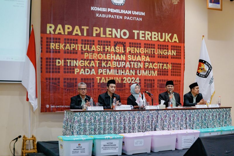 Momen rapat pleno terbuka rekapitulasi hasil penghitungan perolehan suara Pemilu Tahun 2024 tingkat kabupaten Pacitan.