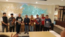 Kepala Badan Koordinasi Wilayah (Bakorwil) III Malang, Asep Kusdinar, secara resmi menerima serah terima tiga pusaka bersejarah: Keris Pusaka Presiden Prabowo Subianto, Keris Pusaka Menteri Kebudayaan RI Fadli Zon, serta Pusaka Bangsa Bethok Garuda Nuswantara di Hotel Swiss Bel Inn Kota Malang. (16/4).