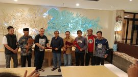 Kepala Badan Koordinasi Wilayah (Bakorwil) III Malang, Asep Kusdinar, secara resmi menerima serah terima tiga pusaka bersejarah: Keris Pusaka Presiden Prabowo Subianto, Keris Pusaka Menteri Kebudayaan RI Fadli Zon, serta Pusaka Bangsa Bethok Garuda Nuswantara di Hotel Swiss Bel Inn Kota Malang. (16/4).