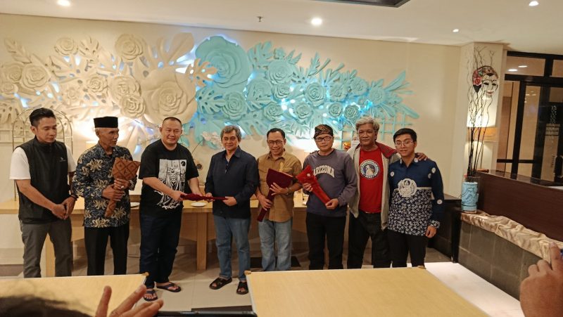 Kepala Badan Koordinasi Wilayah (Bakorwil) III Malang, Asep Kusdinar, secara resmi menerima serah terima tiga pusaka bersejarah: Keris Pusaka Presiden Prabowo Subianto, Keris Pusaka Menteri Kebudayaan RI Fadli Zon, serta Pusaka Bangsa Bethok Garuda Nuswantara di Hotel Swiss Bel Inn Kota Malang. (16/4).