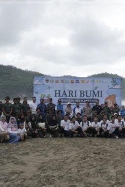 Aksi Hijau Hari Bumi, PLN NP UP Pacitan Tanam Cemara dan Pandan Laut