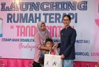 Ketua TP PKK Kabupaten Pacitan, Efi Suraningsih serahkan bantuan simbolis dalam peresmian rumah terapi TANDA CINTA di Ngadirojo. (Foto : Lintas7.net).