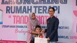 Ketua TP PKK Kabupaten Pacitan, Efi Suraningsih serahkan bantuan simbolis dalam peresmian rumah terapi TANDA CINTA di Ngadirojo. (Foto : Lintas7.net).