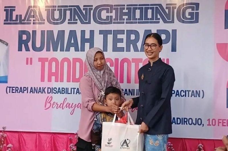 Ketua TP PKK Kabupaten Pacitan, Efi Suraningsih serahkan bantuan simbolis dalam peresmian rumah terapi TANDA CINTA di Ngadirojo. (Foto : Lintas7.net).