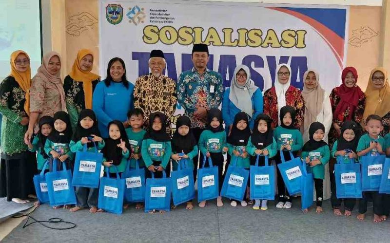 Camat M. Taufik Effendi ingatkan pentingnya pola asuh anak tepat dan sehat demi tumbuh kembang dan masa depan generasi berkualitas di Kecamatan Ngadirojo. (Foto : Lintas7.net).
