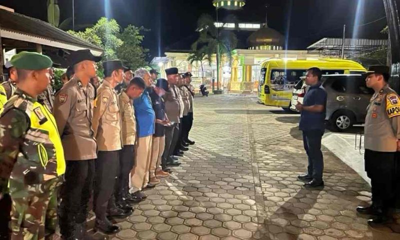 Camat dan Kapolsek pimpin apel pengamanan malam takbiran Hari Raya Idul Fitri. (Foto : Lintas7.net).