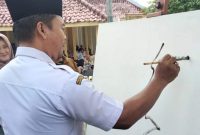 Camat M. Taufik goreskan kuas ke kanvas meriahkan Melukis Rasa bersama Ros' Timur dalam event Srawung Rasa. (Foto : Lintas7.net).