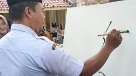 Camat M. Taufik goreskan kuas ke kanvas meriahkan Melukis Rasa bersama Ros' Timur dalam event Srawung Rasa. (Foto : Lintas7.net).