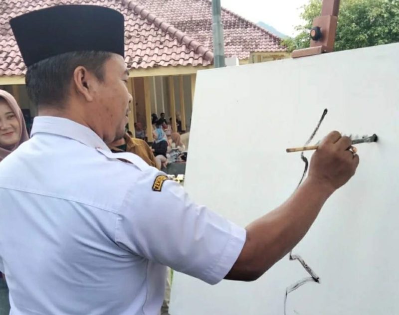 Camat M. Taufik goreskan kuas ke kanvas meriahkan Melukis Rasa bersama Ros' Timur dalam event Srawung Rasa. (Foto : Lintas7.net).