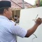 Camat M. Taufik goreskan kuas ke kanvas meriahkan Melukis Rasa bersama Ros' Timur dalam event Srawung Rasa. (Foto : Lintas7.net).