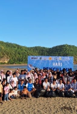 PLN Nusantara Power Pacitan Ajak Masyarakat Jaga Laut Lewat Pelepasan Tukik dan Bersih Pantai