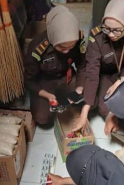 Satpol PP Sita Ribuan Batang Tanpa Pita Cukai di Bandar