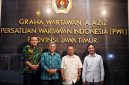 Kepala Badan Koordinasi Wilayah (Bakorwil) Malang Asep Kusdinar melakukan diskusi bersama Ketua Persatuan Wartawan Indonesia (PWI) Jawa Timur Lutfil Hakim di Kantor PWI Jawa Timur, Jalan Taman Apsari Surabaya, Kamis (25/6). (foto: Istimewa)