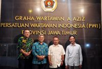 Kepala Badan Koordinasi Wilayah (Bakorwil) Malang Asep Kusdinar melakukan diskusi bersama Ketua Persatuan Wartawan Indonesia (PWI) Jawa Timur Lutfil Hakim di Kantor PWI Jawa Timur, Jalan Taman Apsari Surabaya, Kamis (25/6). (foto: Istimewa)