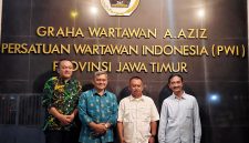Kepala Badan Koordinasi Wilayah (Bakorwil) Malang Asep Kusdinar melakukan diskusi bersama Ketua Persatuan Wartawan Indonesia (PWI) Jawa Timur Lutfil Hakim di Kantor PWI Jawa Timur, Jalan Taman Apsari Surabaya, Kamis (25/6). (foto: Istimewa)