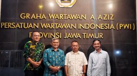 Kepala Badan Koordinasi Wilayah (Bakorwil) Malang Asep Kusdinar melakukan diskusi bersama Ketua Persatuan Wartawan Indonesia (PWI) Jawa Timur Lutfil Hakim di Kantor PWI Jawa Timur, Jalan Taman Apsari Surabaya, Kamis (25/6). (foto: Istimewa)