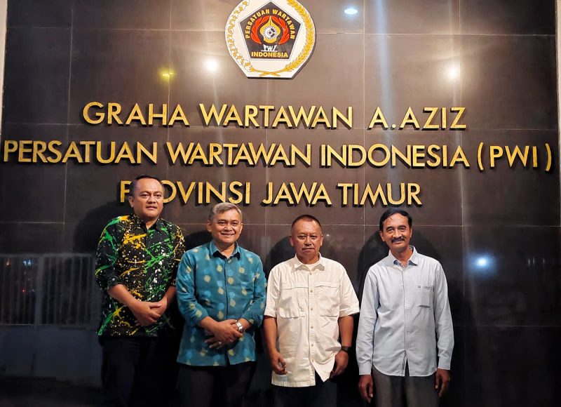 Kepala Badan Koordinasi Wilayah (Bakorwil) Malang Asep Kusdinar melakukan diskusi bersama Ketua Persatuan Wartawan Indonesia (PWI) Jawa Timur Lutfil Hakim di Kantor PWI Jawa Timur, Jalan Taman Apsari Surabaya, Kamis (25/6). (foto: Istimewa)