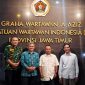Kepala Badan Koordinasi Wilayah (Bakorwil) Malang Asep Kusdinar melakukan diskusi bersama Ketua Persatuan Wartawan Indonesia (PWI) Jawa Timur Lutfil Hakim di Kantor PWI Jawa Timur, Jalan Taman Apsari Surabaya, Kamis (25/6). (foto: Istimewa)