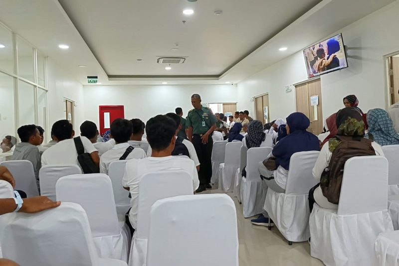Suasana antrean tes kesehatan di RS Tk III Brawijaya TNI AD Surabaya.