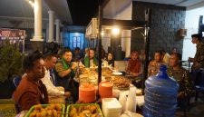 Suasana Angkringan Demokrasi yang mendudukkan KPU Kabupaten dengan pemangku wilayah dan masyarakat setempat.