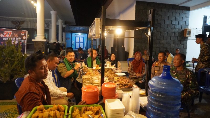 Suasana Angkringan Demokrasi yang mendudukkan KPU Kabupaten dengan pemangku wilayah dan masyarakat setempat.